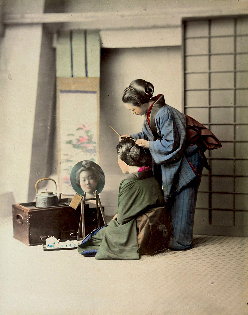 Two young women at the hairdresser, circa 1877-1878<p>© Baron Raimund von Stillfried</p>
