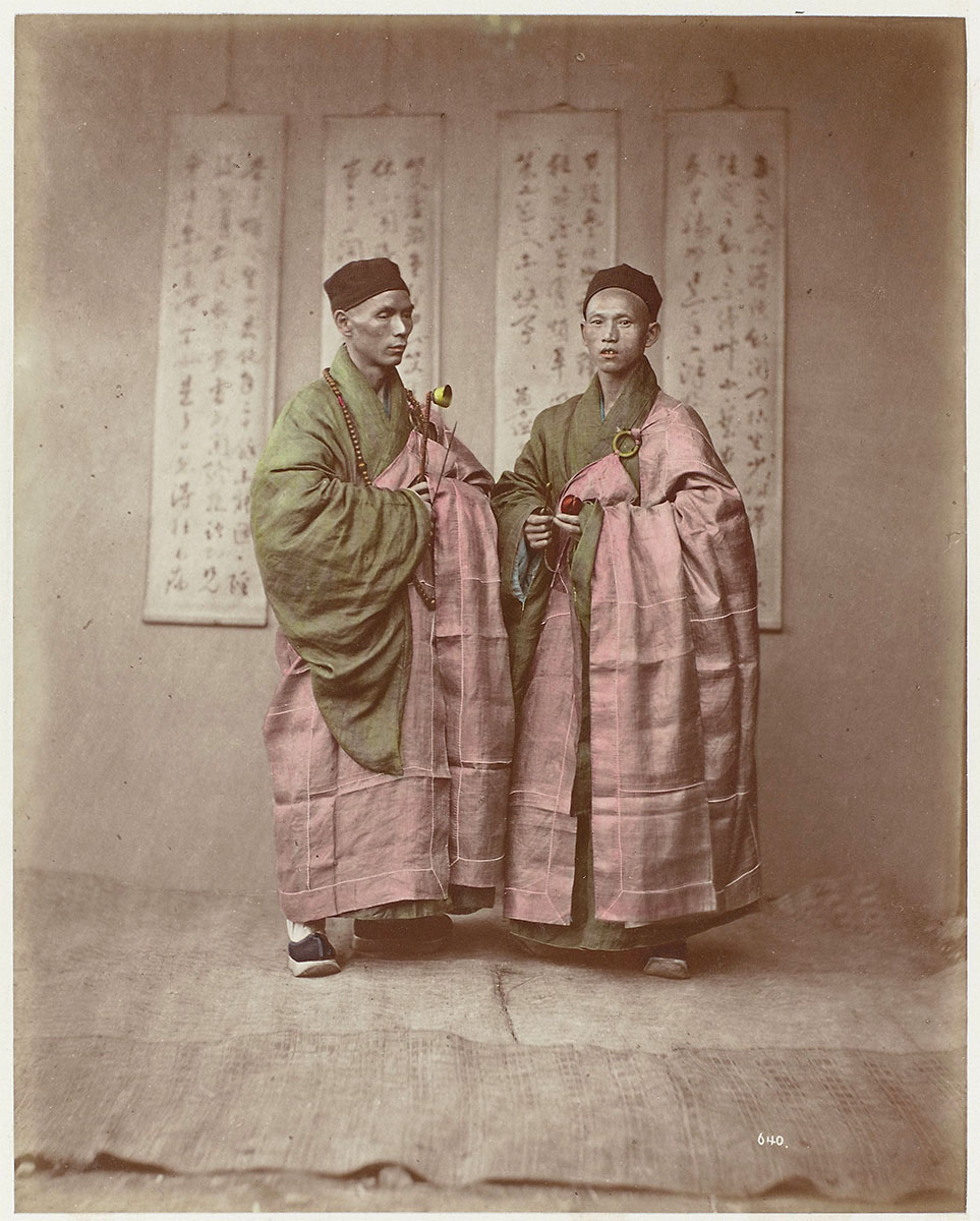 Two monks with rosary, circa 1875 - Rijksmuseum<p>© Baron Raimund von Stillfried</p>