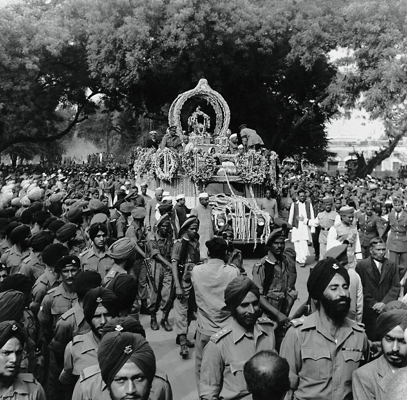 The ashes of Mahatma Gandhi being carried in a procession in Allahabad, February 1948<p>© Homai Vyarawalla</p>