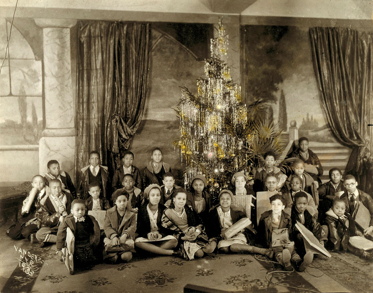 GGG Photo Studio at Christmas by James Van Der Zee, 1933 © Smithsonian American Art Museum<p>© James Van Der Zee</p>