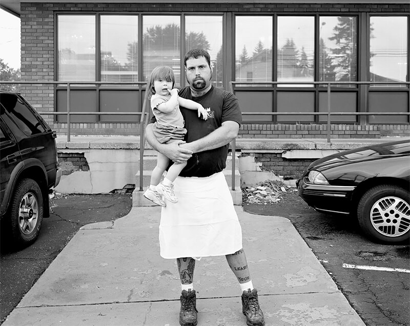 Jimmy Dunn holding daughter, Elizabeth, Barberton, OH, 2003<p>© Joe Vitone</p>