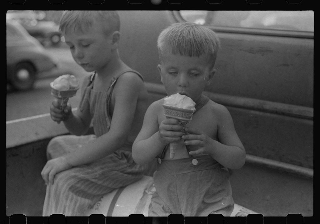 Farm boys eating ice-cream cones. Washington, Indiana, July 1941 - Library of Congress<p>© John Vachon</p>