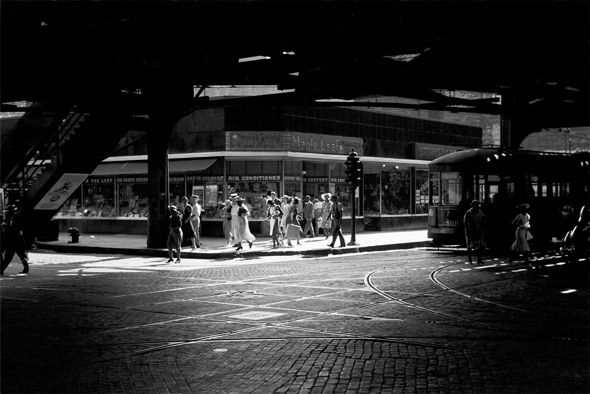 Under the elevated railway, Chicago, Illinois, July 1940 - Library of Congress<p>© John Vachon</p>