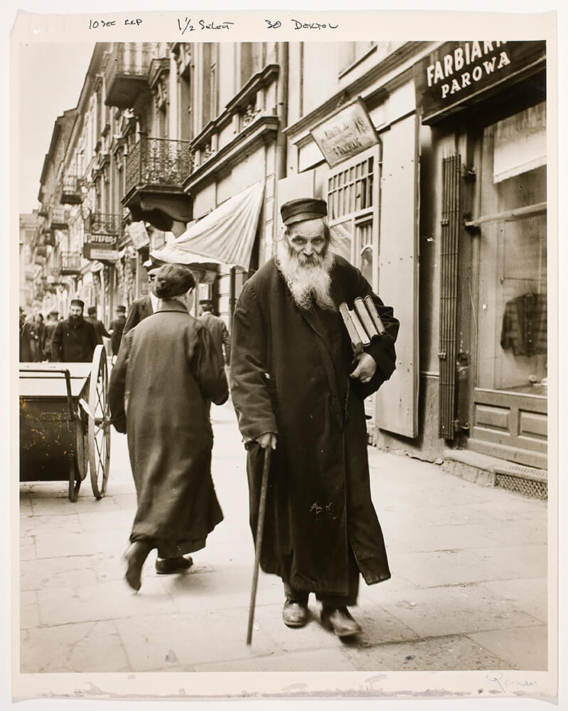 His books are his companions, Warsaw, ca. 1935-38<p>Courtesy The Magnes Collection of Jewish Art and Life, UC Berkeley / © Roman Vishniac</p>