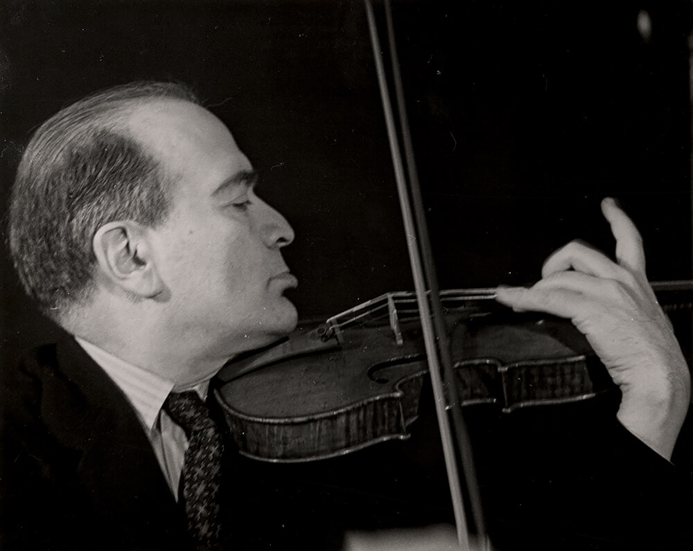 Violinist Bronislaw Huberman, New York, 1941-45<p>Courtesy The Magnes Collection of Jewish Art and Life, UC Berkeley / © Roman Vishniac</p>
