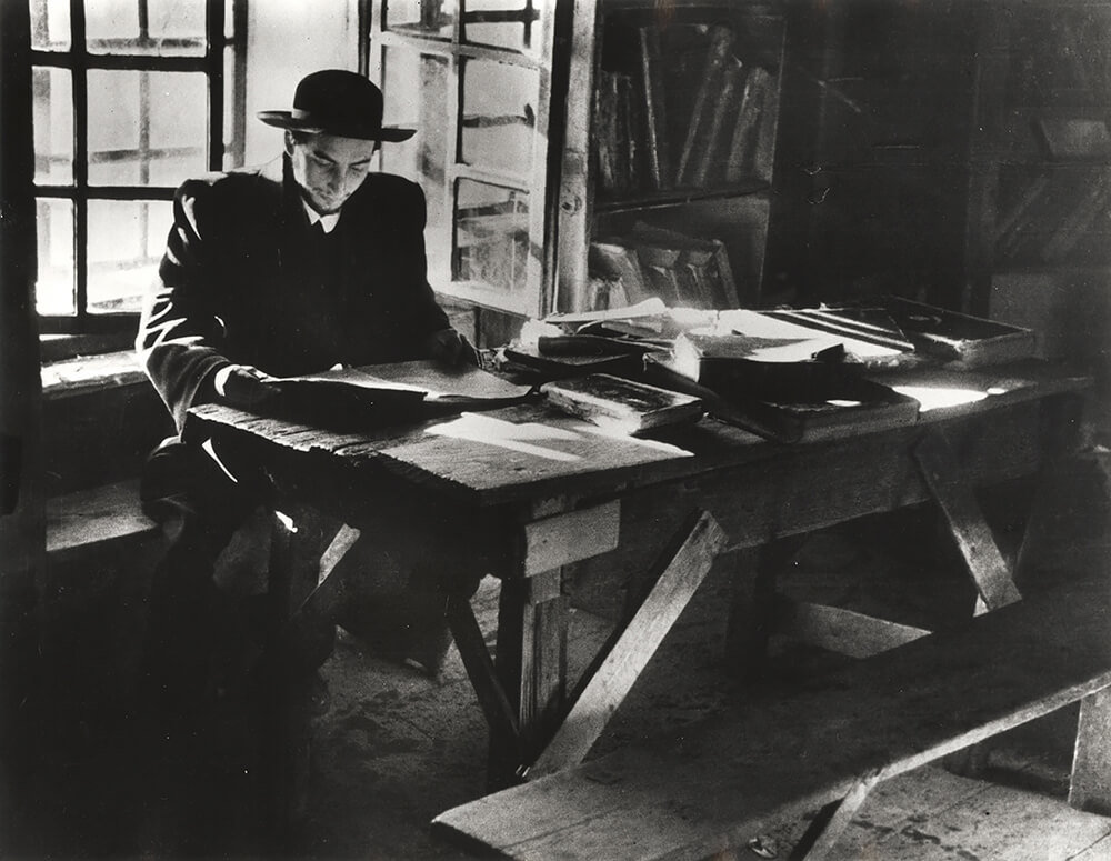 In the study of Rabbi Baruch Rabinowitz, Munkaveco, ca. 1937-8<p>Courtesy The Magnes Collection of Jewish Art and Life, UC Berkeley / © Roman Vishniac</p>