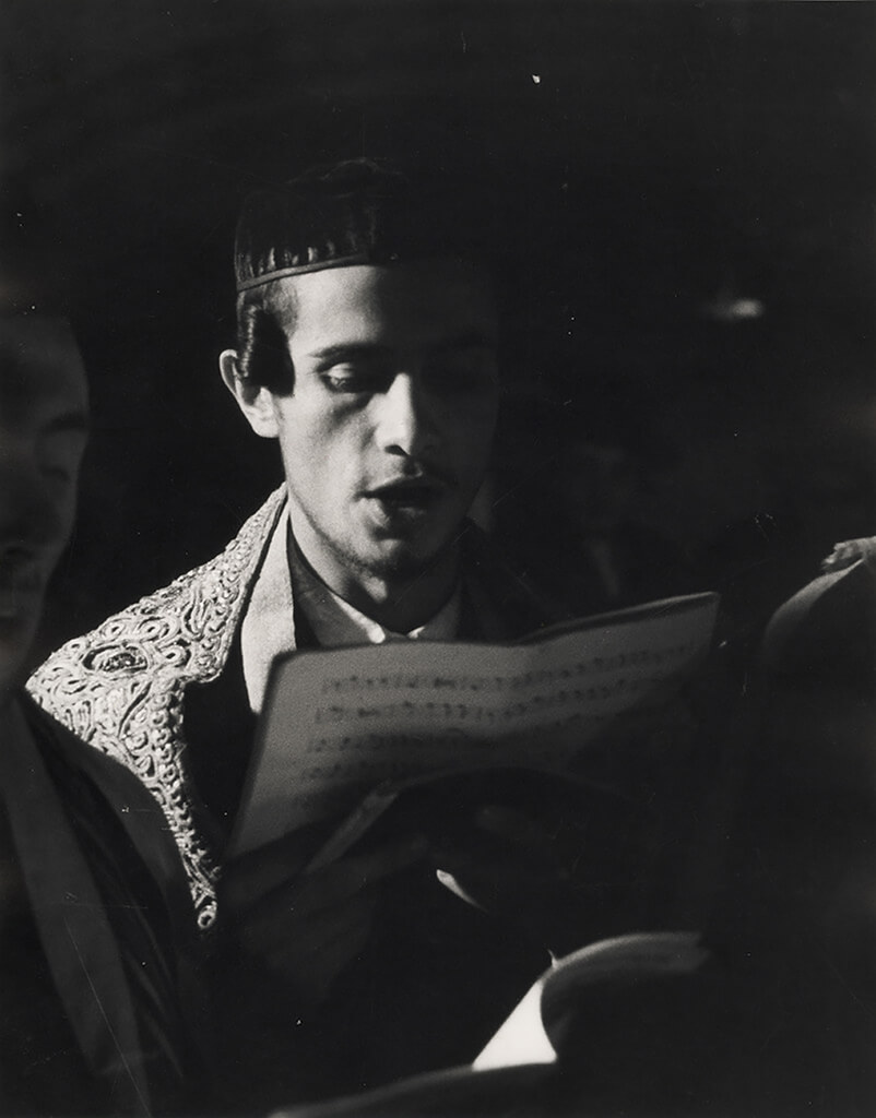 Meshorerim (choir singers) at the house of Rabbi Boruch Rabinowitz, Mukaveco, ca. 1937-38<p>Courtesy The Magnes Collection of Jewish Art and Life, UC Berkeley / © Roman Vishniac</p>