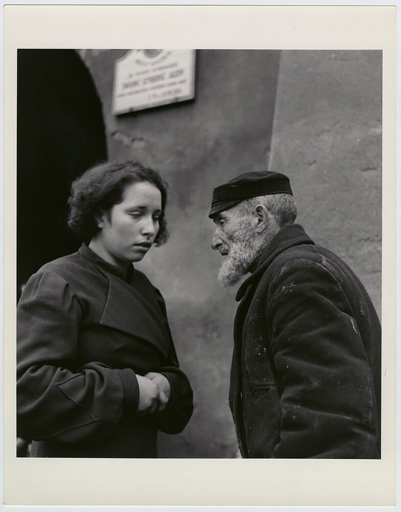 Grandfather and granddaughter, Warsaw, ca. 1935-38<p>Courtesy The Magnes Collection of Jewish Art and Life, UC Berkeley / © Roman Vishniac</p>