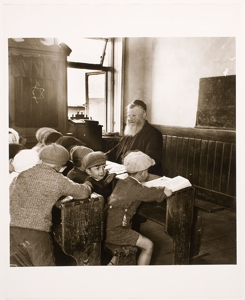 Teacher and students in cheder (Jewish elementary school), Slonim, ca. 1935-38<p>Courtesy The Magnes Collection of Jewish Art and Life, UC Berkeley / © Roman Vishniac</p>