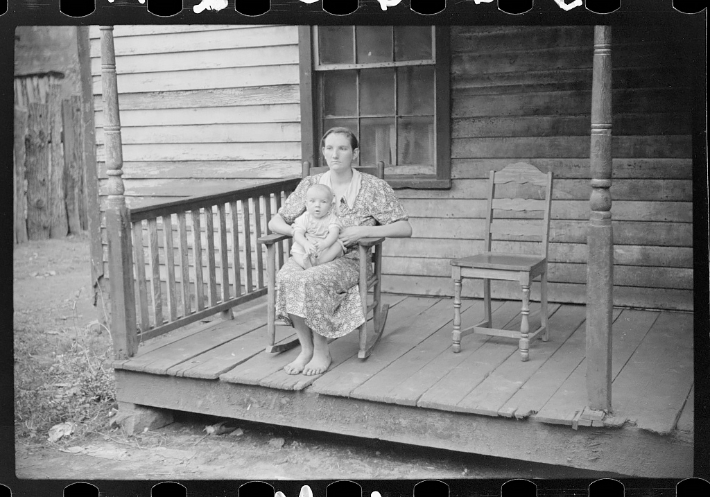 Coal miner’s wife and child, Mohegan, West Virginia, 1938<p>© Marion Post Wolcott</p>