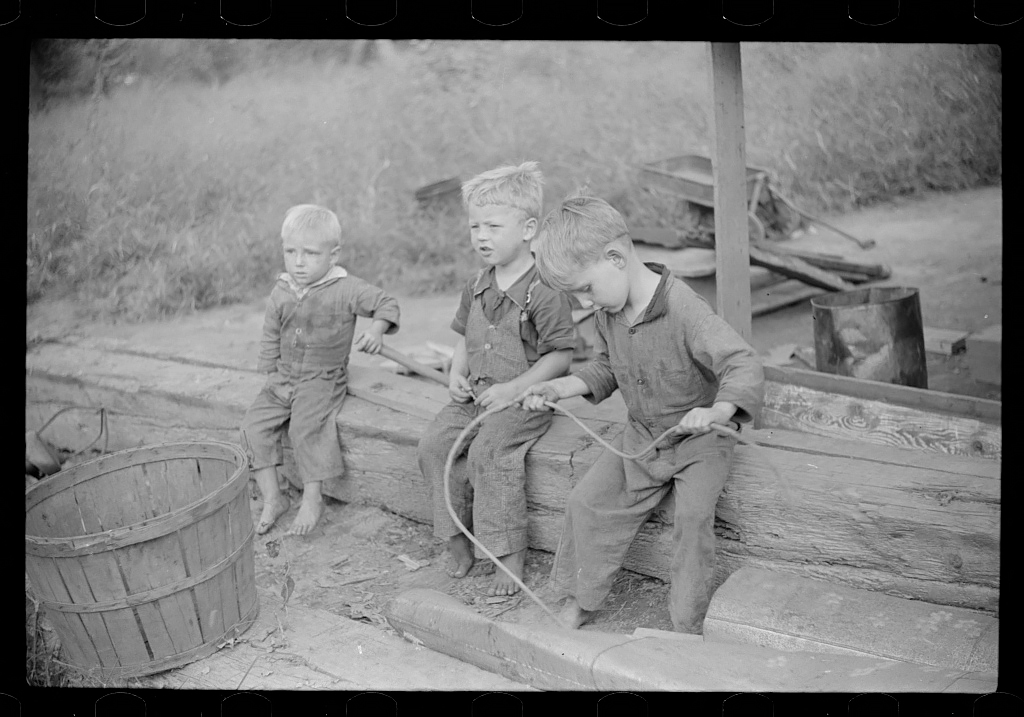 Children of riverboat family, Charleston, West Virginia, 1938<p>© Marion Post Wolcott</p>