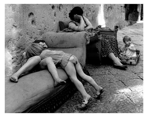 Une rue à Naples, 1955<p>© Sabine Weiss</p>