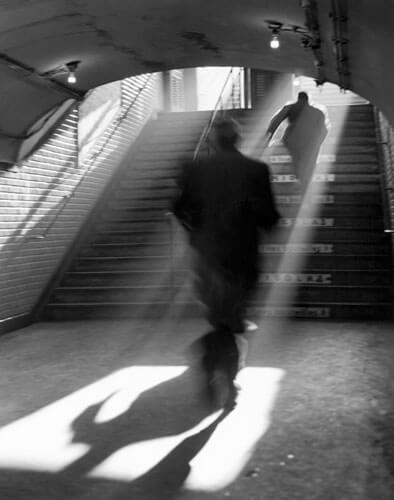 Sortie de metro, Paris 1955<p>© Sabine Weiss</p>