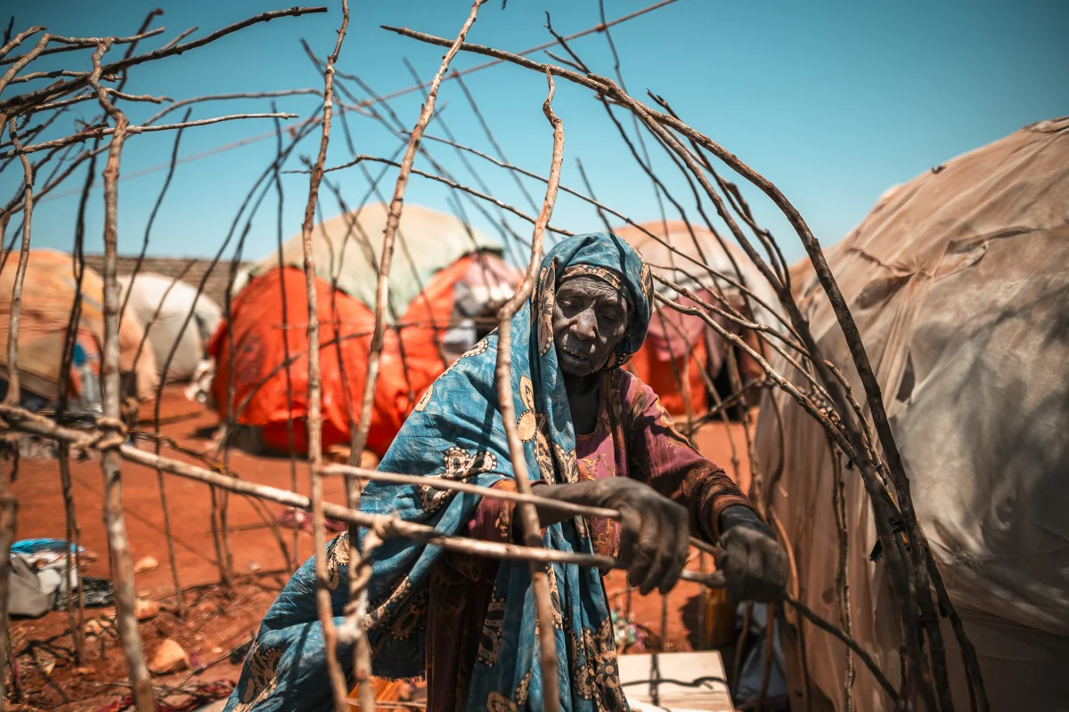 Building a Shelter. Baidoa, Somalia, 2025.<p>&copy; Antti Yrjönen</p>