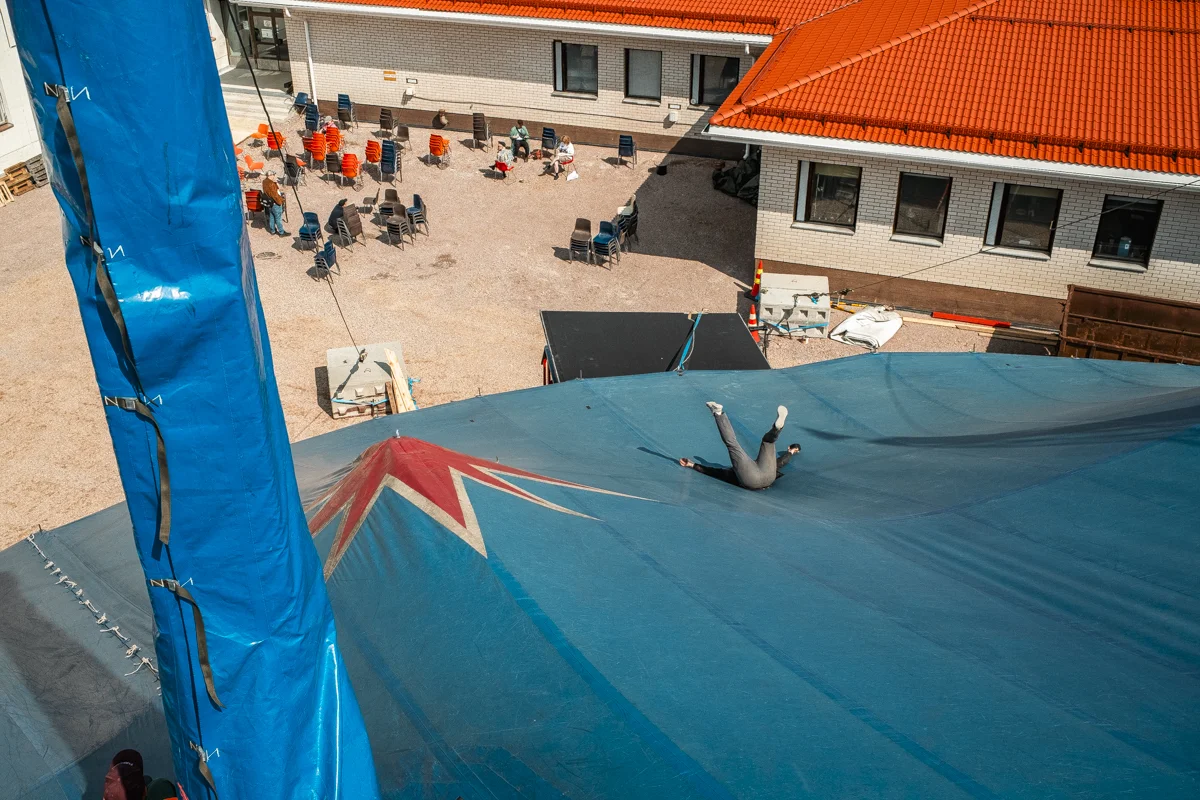 Building a Circus Tent. Sodankylä, Finland, 2025.<p>&copy; Antti Yrjönen</p>