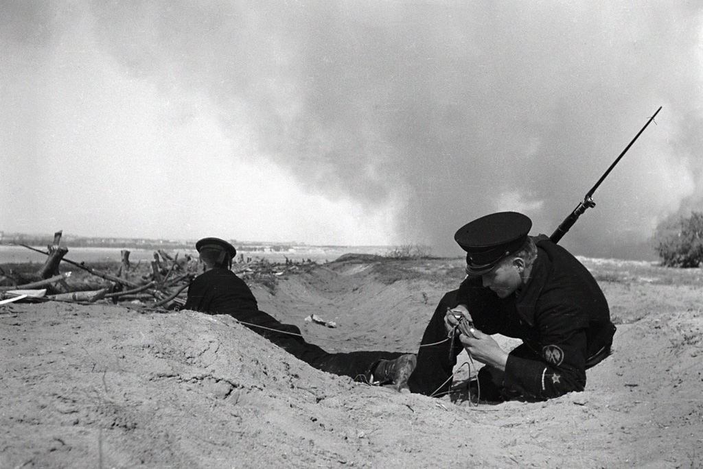 A Soviet sailor restoring a communication line. The battle of Stalingrad, 1 August 1942 - Common RIA Novosti archive<p>© Georgi Zelma</p>