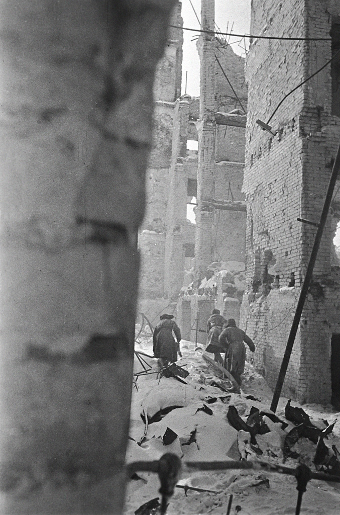 Soviet soldiers making their way through the ruins of Stalingrad, 1 November 1942 - Common RIA Novosti archive<p>© Georgi Zelma</p>