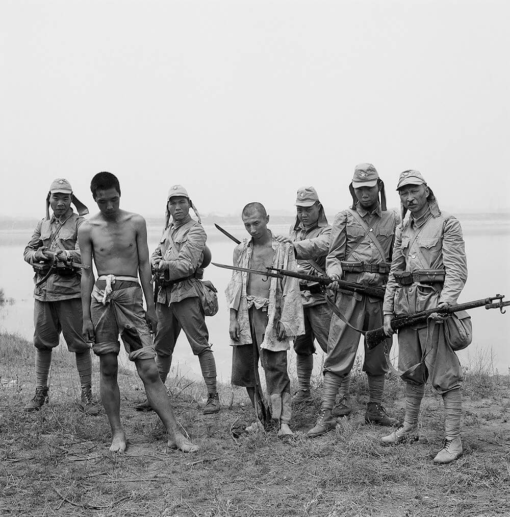 Actors in a Film about the War Against the Japanese, Lugou Bridge, Beijing, 2000<p>© Liu Zheng</p>