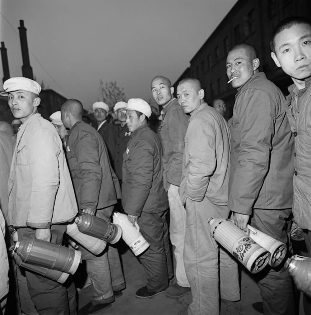 Convicts Fetching Water, Baoding, Hebei Province, 1995<p>© Liu Zheng</p>