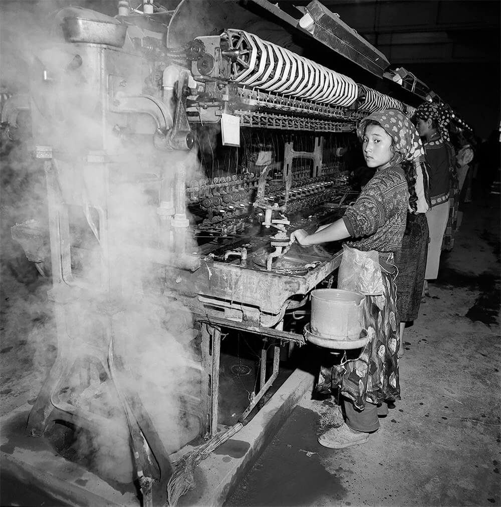 Xinjiang Girl Working in a Textile Factory, Hetian, Xinjiang Province, 1996<p>© Liu Zheng</p>