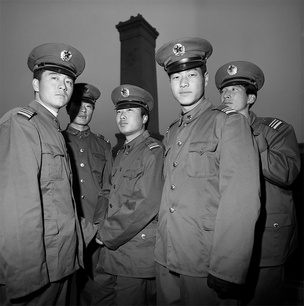 Soldiers in Front of The Monument, Beijing, 2000<p>© Liu Zheng</p>