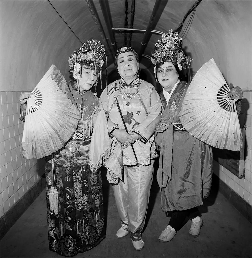 Three Elderly Entertainers, Beijing, 1995<p>© Liu Zheng</p>