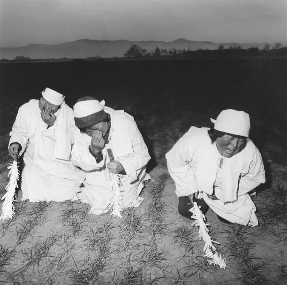 Three Women at a Country Funeral, Longxian, Shaanxi Province, 2000<p>© Liu Zheng</p>