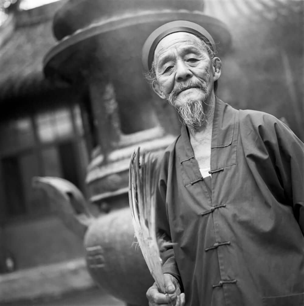 A Taoist Priest Holding Fan, Beijing, 1994<p>© Liu Zheng</p>