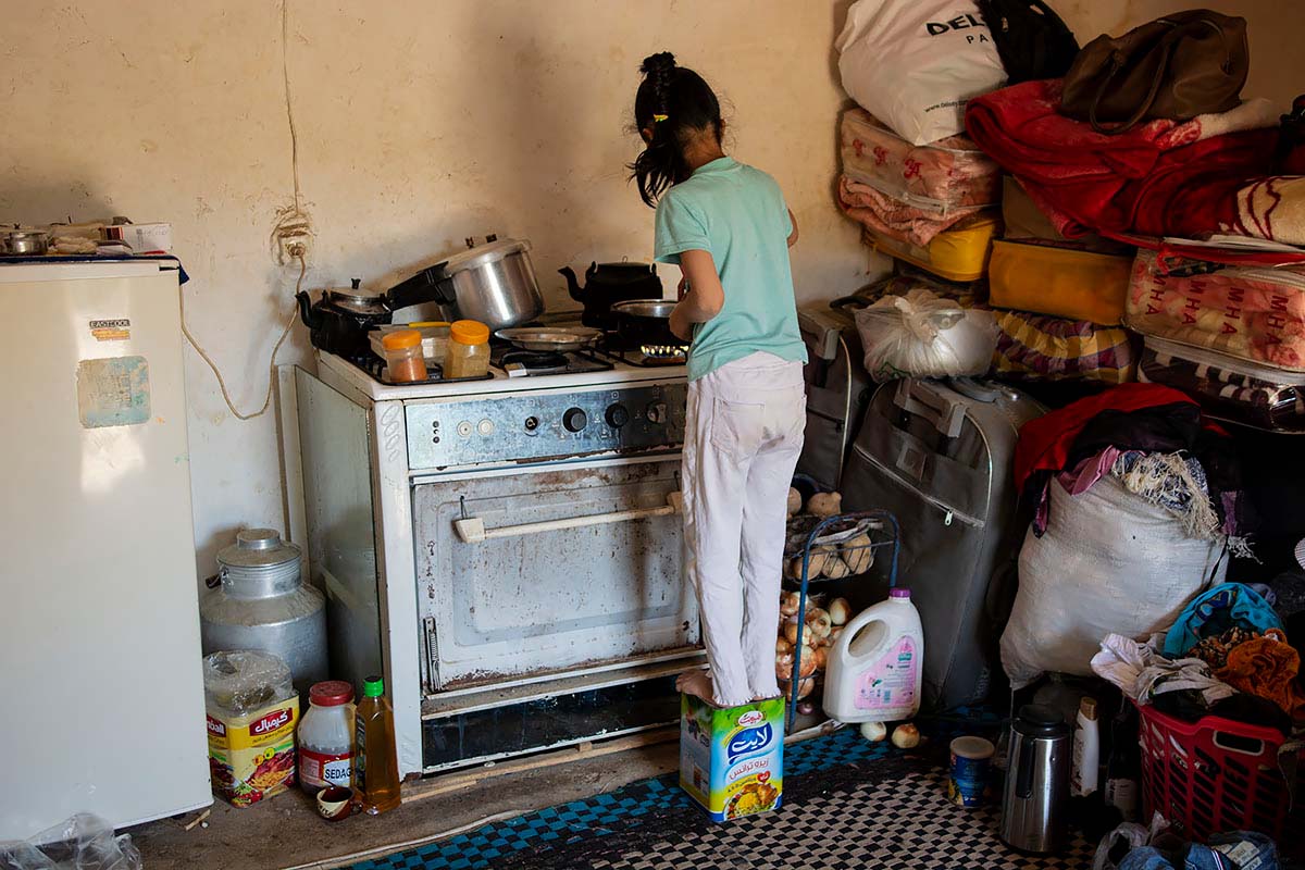Mahsa is cooking. After Kasra was born, Asma is very busy, so Mahsa help her with household chores. Amir Ayyub, Fars Province, Iran, September 2020.<p>© Sajedeh Zarei</p>